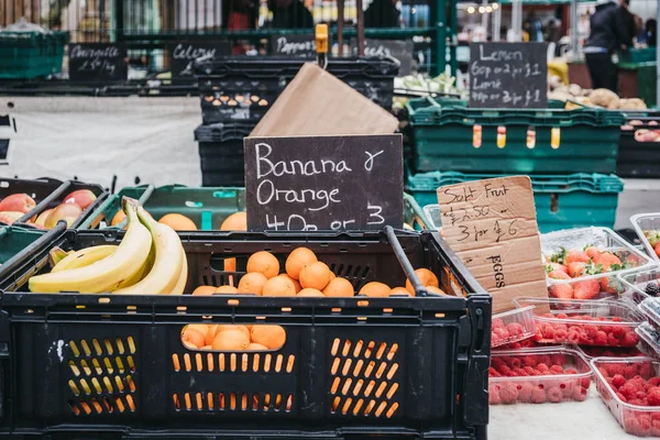 Variété de fruits frais dans des caisses en vente sur un marché . — Photo