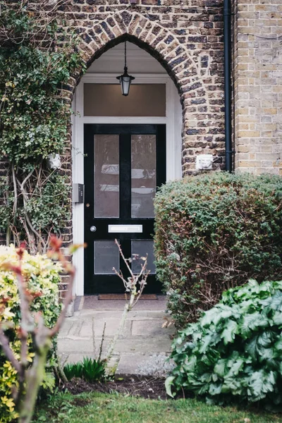 Schwarze Tür an einem traditionellen englischen Haus in London, Großbritannien. — Stockfoto