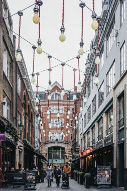 İnsanlar Carnaby Viyadükler renkli ampul ışıkları altında