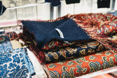 Sh Peckham Rye penceresi ekranda desenli eşarp, yığın