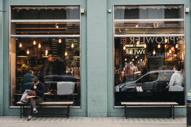 Covent Garden, Londra, İngiltere, USI restoranda dışında oturan adam