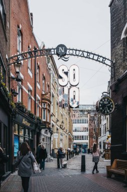 İnsanlar altında Soho işaretini Carnaby Street, Londra, İngiltere.
