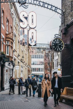 İnsanlar altında Soho işaretini Carnaby Street, Londra, İngiltere.