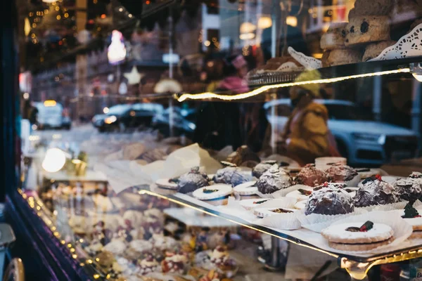 Nahaufnahme von Kuchen in der Schaufensterauslage des Cafés in Covent Garden — Stockfoto