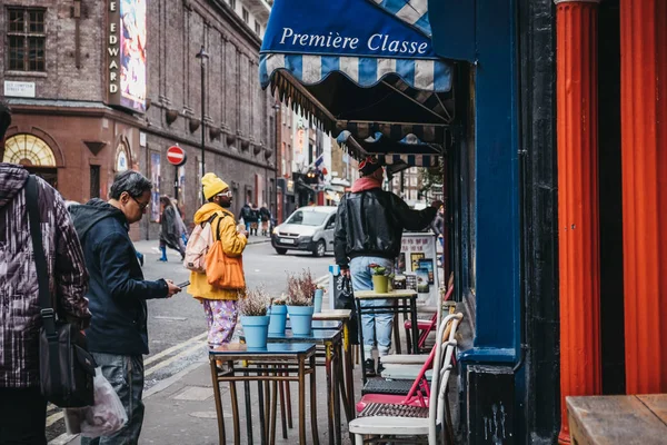 Pessoas andando por restaurantes em Covent Garden, Londres, Reino Unido . — Fotografia de Stock