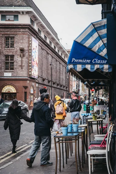 Ludzie mijając Restauracje w Covent Garden, Londyn, Wielka Brytania. — Zdjęcie stockowe