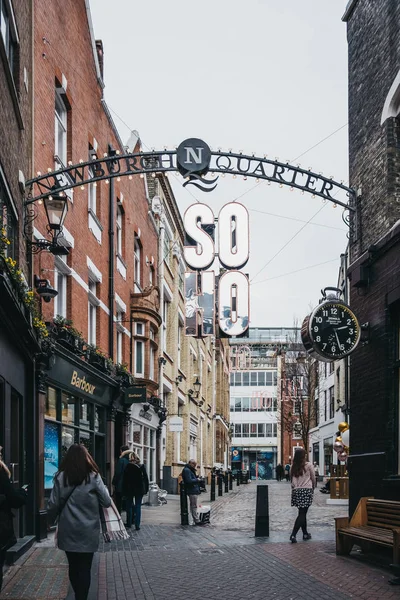 Emberek gyaloglás Soho megjelölést ki Carnaby Street, London, Egyesült Királyság. — Stock Fotó