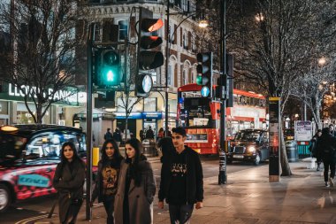Oxford Street, Londra, İngiltere'de, akşam yürüyüş insanlar. 