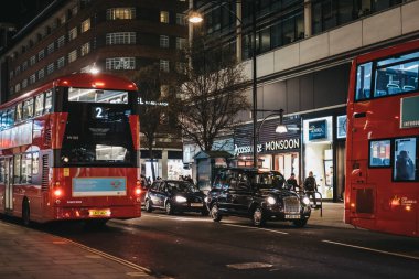 Kırmızı Çift katlı otobüs ve taksileri Oxford Street, Londra, İngiltere, 