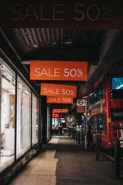 Oxford Street, Londra, u Fraser House store üzerinde satış işaretleri