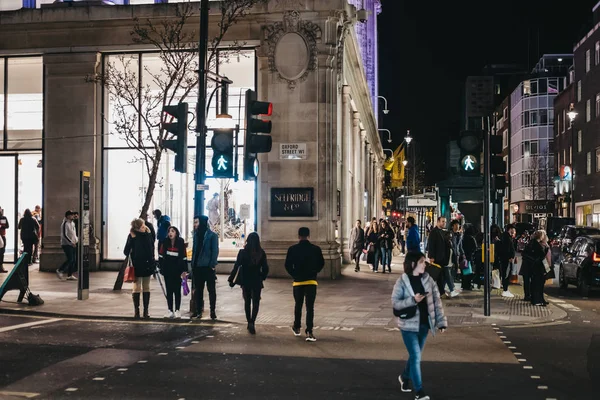 Pessoas que atravessam Oxford Street, Londres, Reino Unido, em frente a Selfridges — Fotografia de Stock