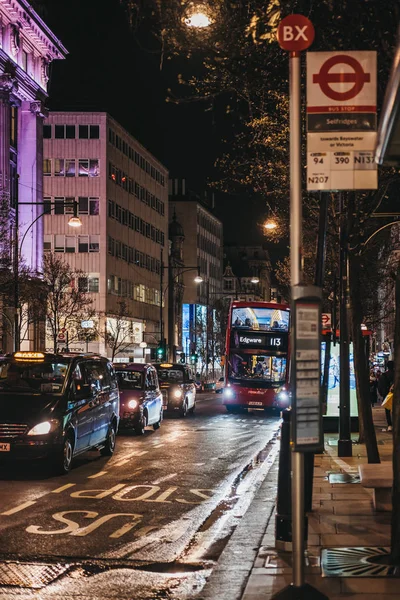 Londyn Wielka Brytania Marca 2019 Czerwony Piętrowy Autobus Zbliża Się — Zdjęcie stockowe