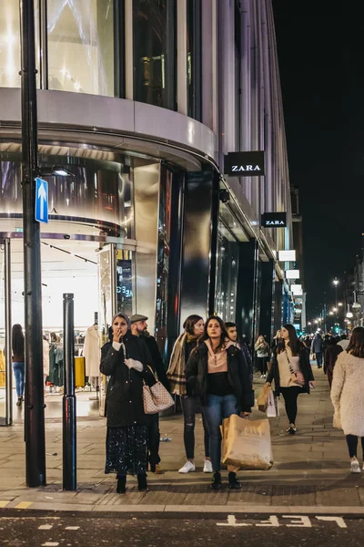 Pessoas andando na frente da loja Zara em Oxford Street, Londres, U — Fotografia de Stock