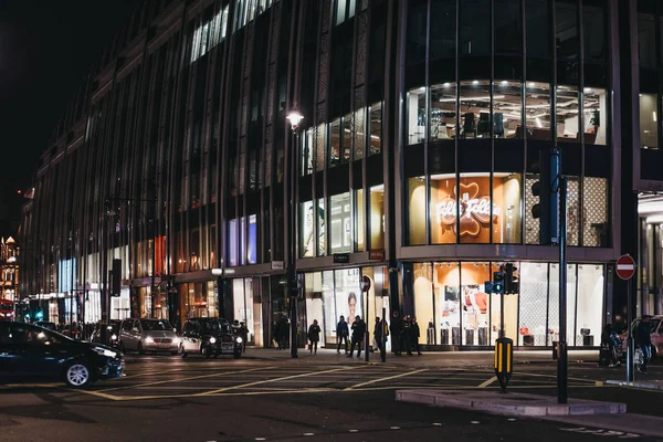 Pessoas andando na frente de lojas em Oxford Street, Londres, Reino Unido, eu — Fotografia de Stock
