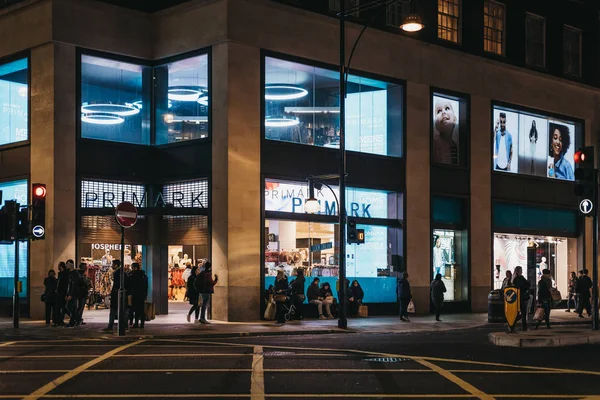 Gente caminando frente a la tienda Primark en Oxford Street, Mármol — Foto de Stock