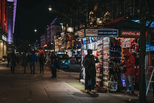 Pessoas olhando para lembranças em um estande de turistas na Oxford Street , — Fotografia de Stock