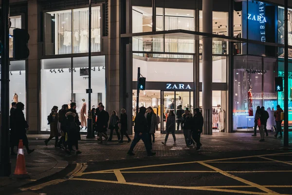 Gente caminando frente a la tienda Zara en Oxford Street, Londres, U — Foto de Stock