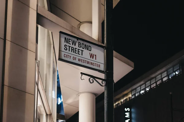 Nuevo cartel con el nombre de la calle Bond Street en la ciudad de Westminster, Lon — Foto de Stock
