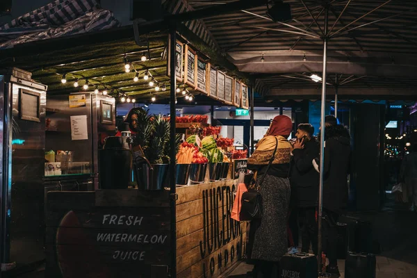 人々 の購入の果物と Oxf Juicebox ストールからフレッシュ ジュース — ストック写真
