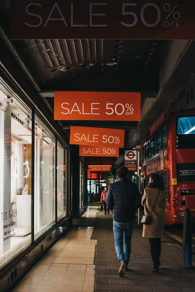 Люди, що йдуть під продаж знаки на будинок Фрейзер-Оксфорд-стріт — стокове фото