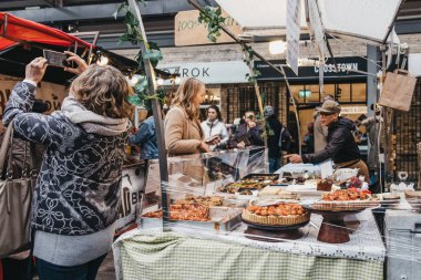 Kek Greenwich Market, Londra, İngiltere'de satın alma kadın.