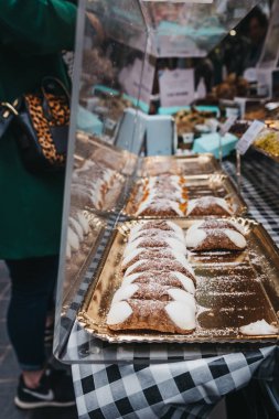 İtalyan tatlı cannolli (