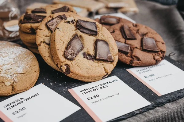 Vielfalt an Keksen, die auf einem Markt angeboten werden. — Stockfoto