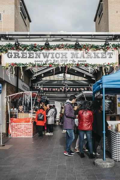 People at the outdoor market stalls of Greenwich Market, London, — Stock Photo, Image