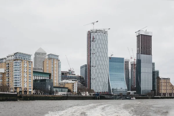 Thames Nehri, Londra, İngiltere üzerinden Canary Wharf gökdelenlerin görünümü. — Stok fotoğraf