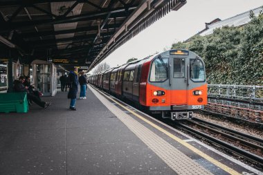 Londra metro tren altın açık bir platform gelen