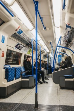 Londra, İngiltere Londra'nın yeraltı, seyahat eden insanlar.