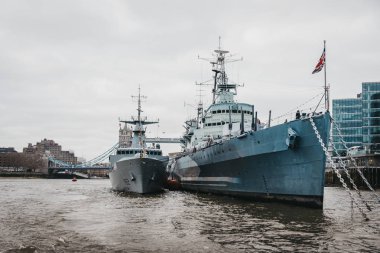 Hms Belfast ve Thames Nehri'nin, London başka bir gemiden görünümü, 