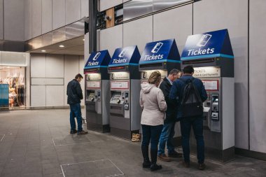 London Bridge içinde bir bilet makineden bilet satın insanlar