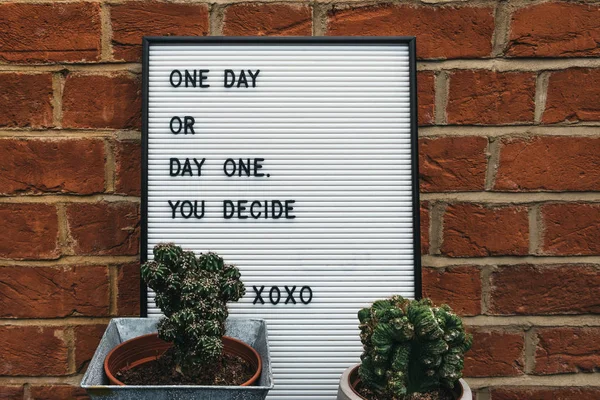 En dag eller dag ett motiverande citat. — Stockfoto