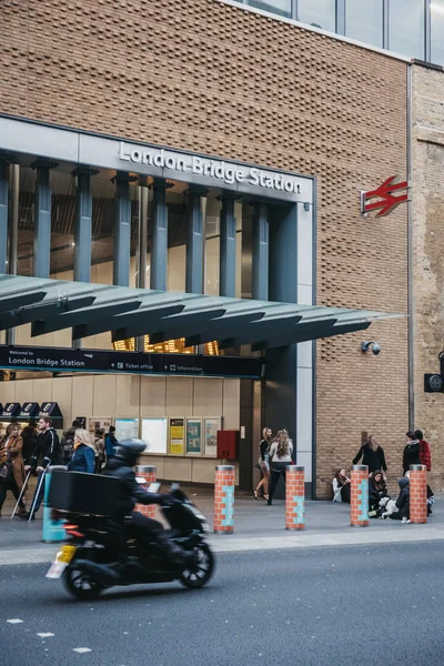 Personas y motocicletas en frente en la estación de tren de Londres puente, Lo — Foto de Stock