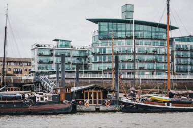 Hermitage topluluk Moorings Wapping içinde görünüm tarafından modern bl
