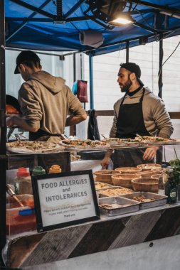 Personel yemek stand Greenwich Market, Lo içinde gıda hazırlama
