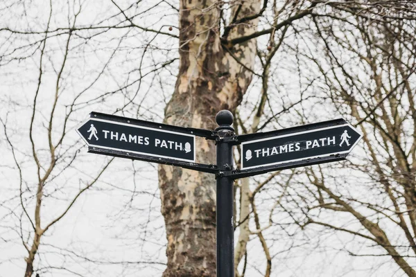 Primer plano de las señales de Thames Path en Londres, Reino Unido . — Foto de Stock