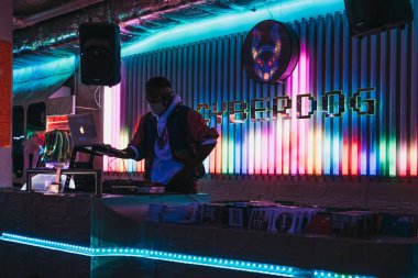 DJ içinde Cyberdog, Camden, Londra, İngiltere.