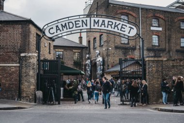 İnsanlar Camden Market, Londra, İngiltere, BM kapısından girdikten