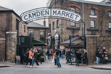 People entering Camden Market, London, UK, through the gates, un clipart