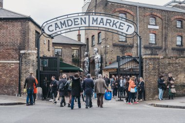 İnsanlar Camden Market, Londra, İngiltere, BM kapısından girdikten