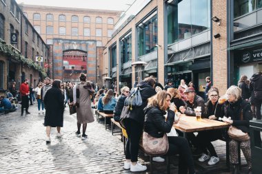 İnsanlar Camden Market içinde Londra, İngiltere.