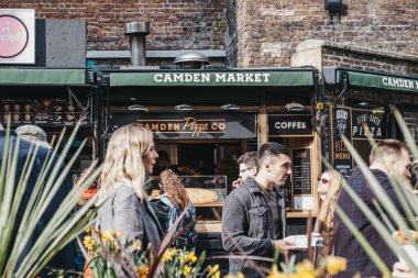 Pizza yemek insanlar Camden Market içinde Londo durak