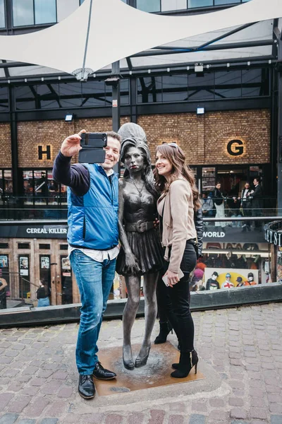 Tourists taking photos with Amy Winehouse statue in Camden, Lond — Stock Photo, Image