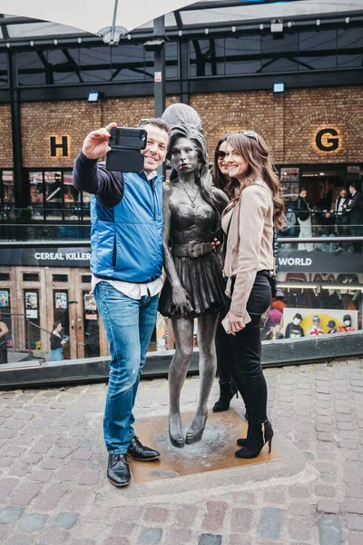 Tourists taking photos with Amy Winehouse statue in Camden, Lond — Stock Photo, Image