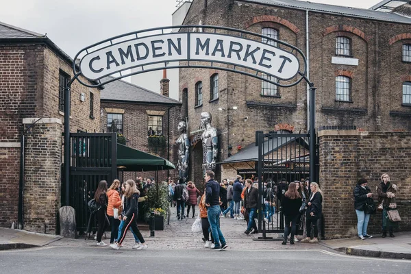 Folk kommer inn på Camden Market, London, Storbritannia, gjennom portene, un – stockfoto