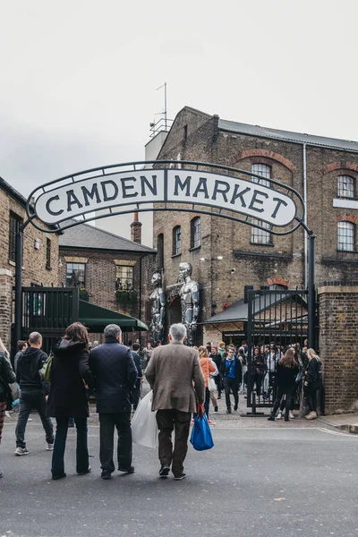 La gente que entra en Camden Market, Londres, Reino Unido, a través de las puertas, un — Foto de Stock
