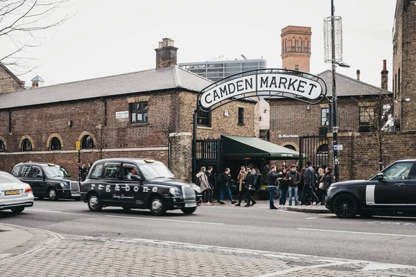 Taxis y personas frente a Camden Market, Londres, Reino Unido . — Foto de Stock