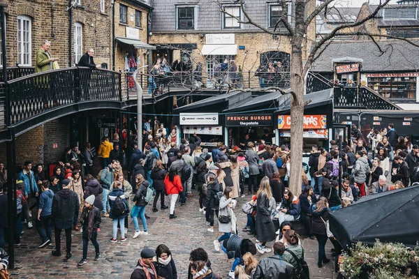 Menschen gehen an Essensständen im Camden Market, London, Großbritannien vorbei — Stockfoto